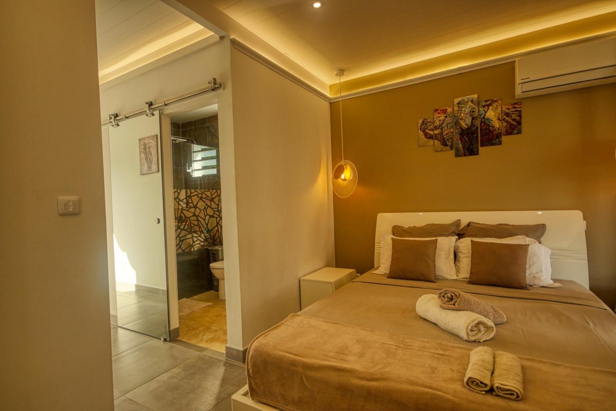 20Location villa piscine 4 chambres sainte luce_Chambre 1 et salle d eau